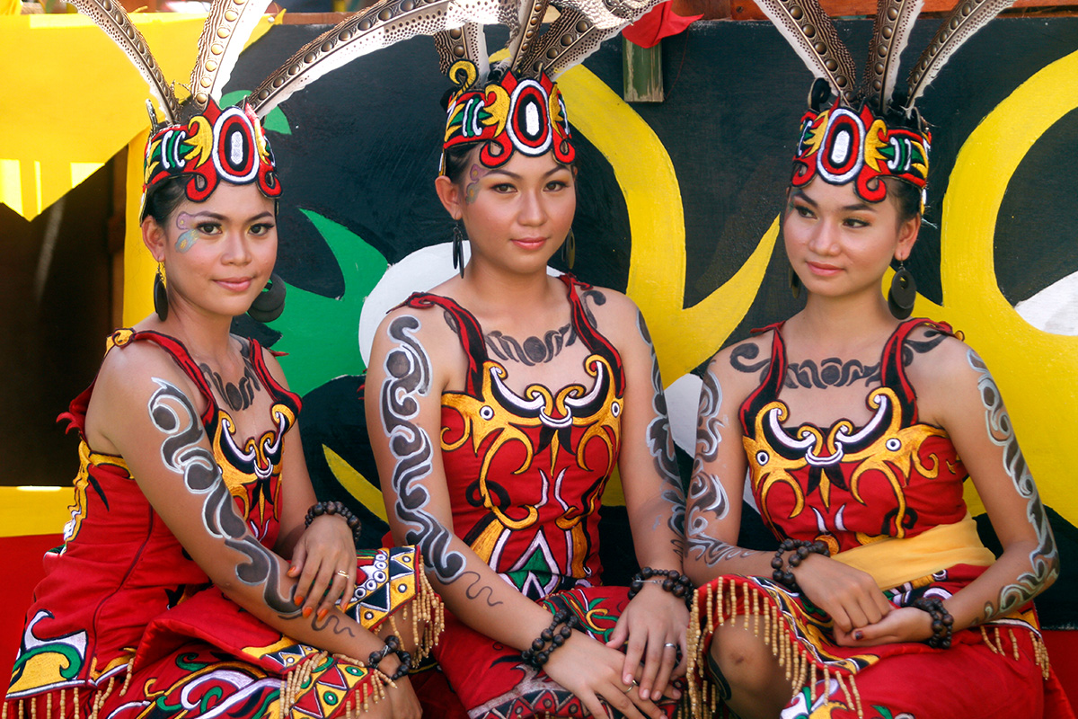 Penari daerah di Festival Budaya Isen Mulang