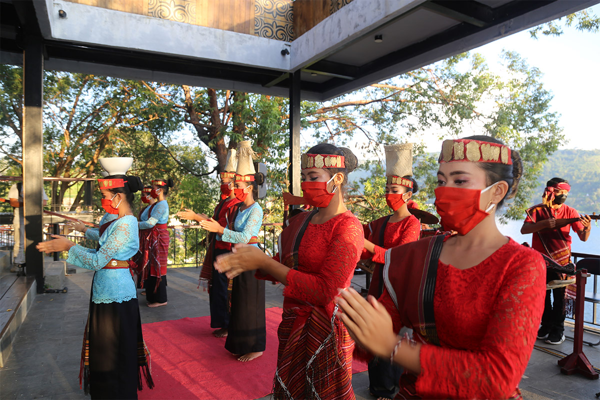 Pertunjukan seni dan budaya di Geobike Kaldera Toba