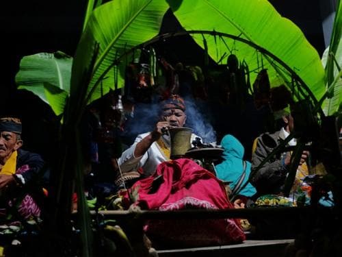 Thousands of Tourists Joined the Yadnya Kasada Ritual at Mt. Bromo’s Crater Rim