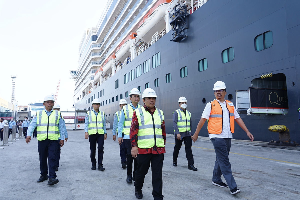 a cruise ship arrival check