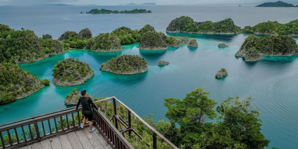 Pemandangan Raja Ampat dari Bukit Pianemo. Terdapat kearifan lokal berupa tradisi sasi yang telah menjadi bagian dari budaya di masyarakat setempat.