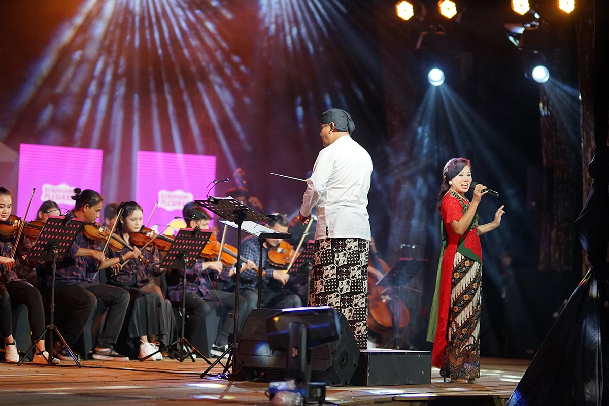 Penampilan orkestra keroncong yang penuh kearifan lokal